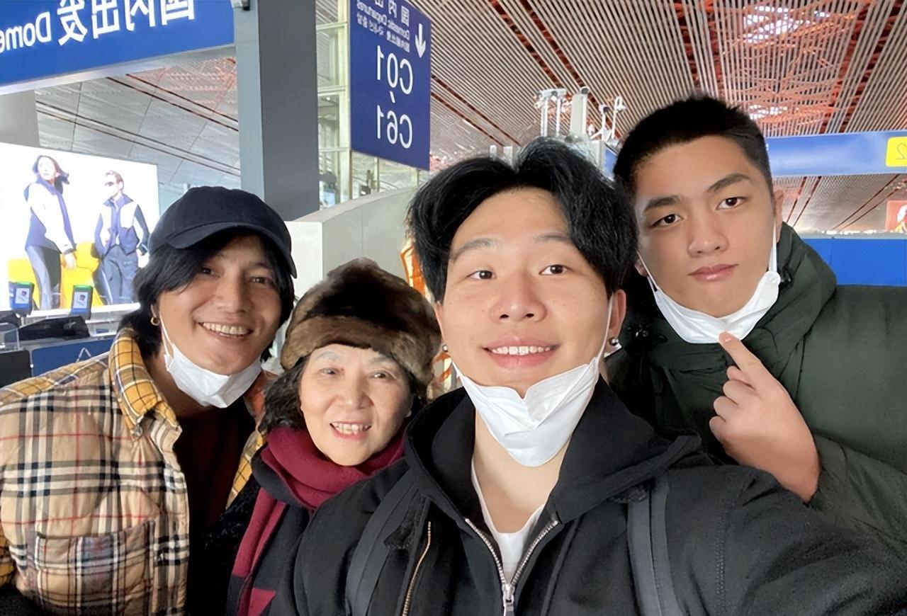 陈坤|陈坤送儿子出国留学,祖孙三代同框画面很温馨,生母身份一直是谜