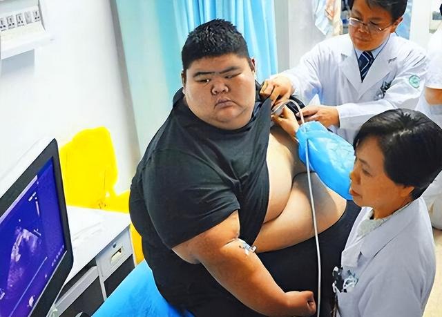 他是中国首胖,被美女教练鼓励后瘦480斤,成名后为小三抛弃娇妻