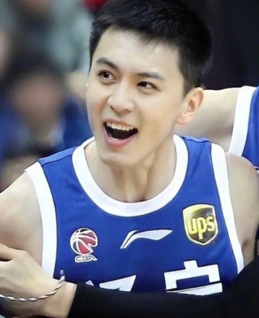 65岁赵本山宴请辽宁男篮主帅杨鸣,穿四百元潮牌卫衣,疑未请姚明