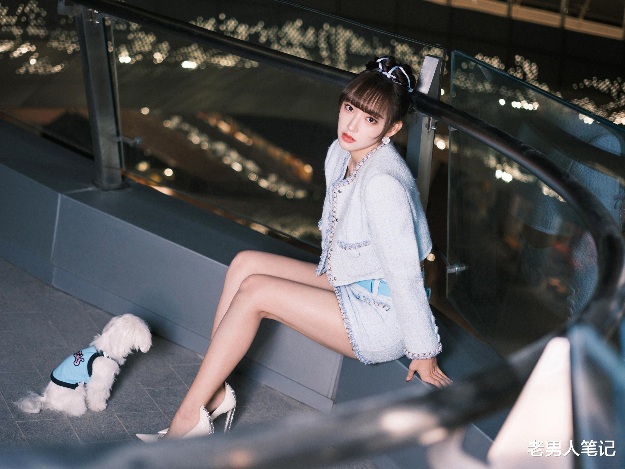 程潇|程潇小香风造型上线,白色小可爱外搭浅蓝西装裙,又酷又美