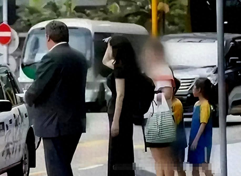 61岁利智街头打车，身材饱满风韵犹存，难怪赌王会为她神魂颠倒