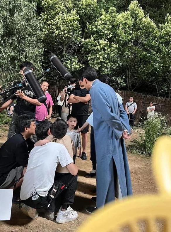 横店上千童漂现状:舍弃学业,带资进组,梦想一夜爆红住大别墅