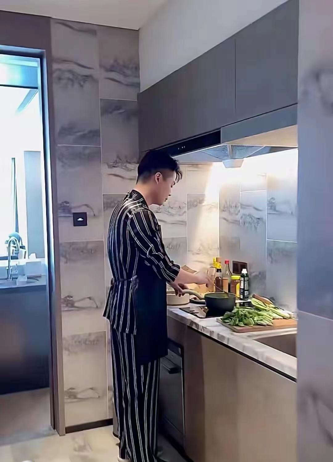 沈涛|主持人沈涛陪爱妻产检，背包扇风体贴入微，妻子肚大如箩四肢纤细