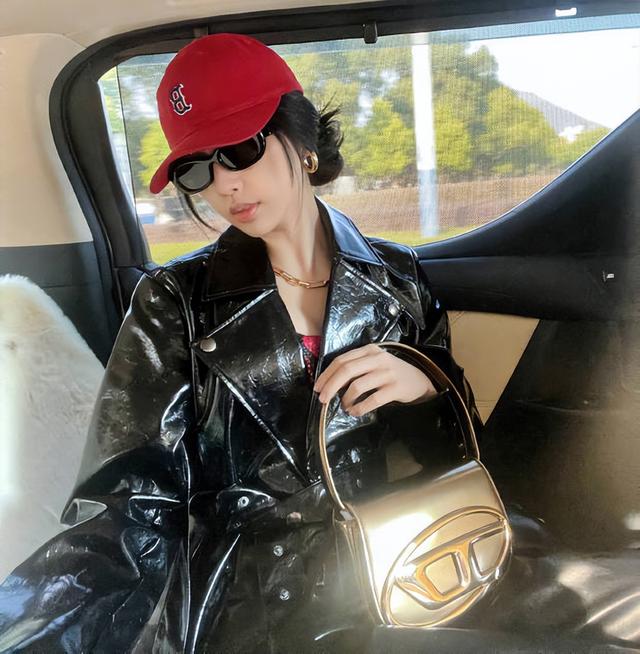 虞书欣|虞书欣情人节晒甜辣自拍 蛇纹吊带小秀锁骨