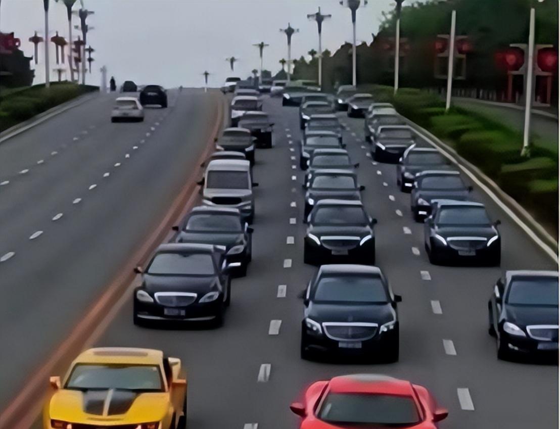 “刘能”儿子成婚斥资8000万,明星豪车如云,唯有新娘惹争议