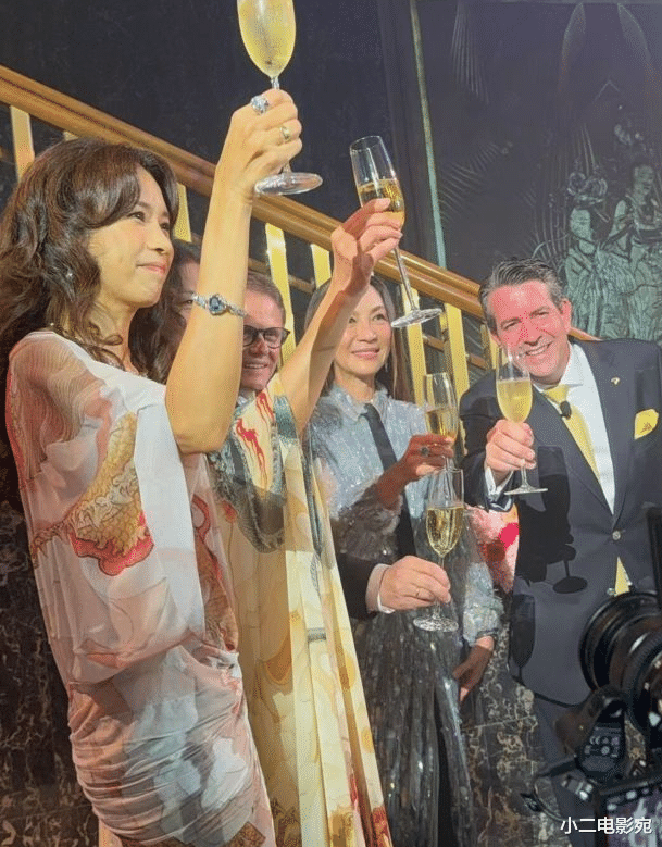 王岳伦一家亮相香港宴会,李湘身材大变样,王诗龄壮实如小男生