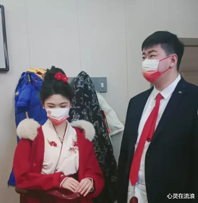 陈萌|陈萌坐电三轮陪朱小伟走亲戚,打扮朴素接地气,与陈亚男大相径庭