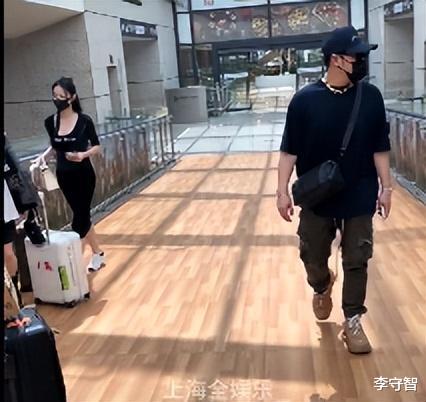 潘玮柏补办婚礼敷衍仅晒一张照,机场亮相不亲密,奉子成婚被质疑