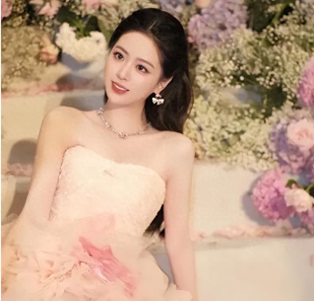 意尔康二公子订婚现场:新娘小肚隆起像怀孕,婆婆风头盖过新娘子