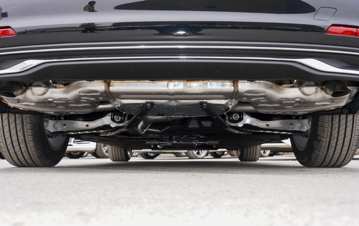 奥迪a6l底盘值得一提的是,辉昂的底盘采用了前五连杆,后梯形连杆式