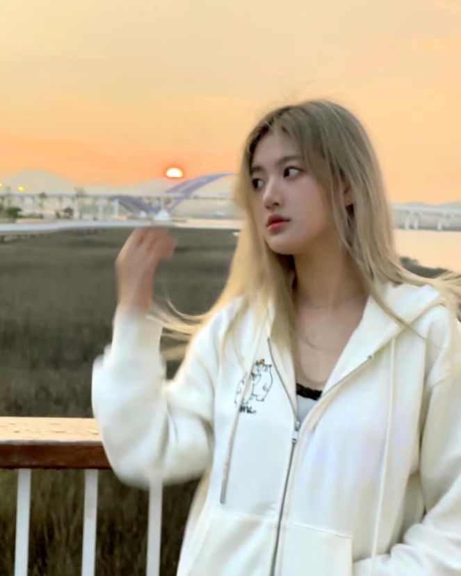 王思聪|偶遇王思聪与美女逛街，女方满头金发太抢镜，校长没对方高太尴尬