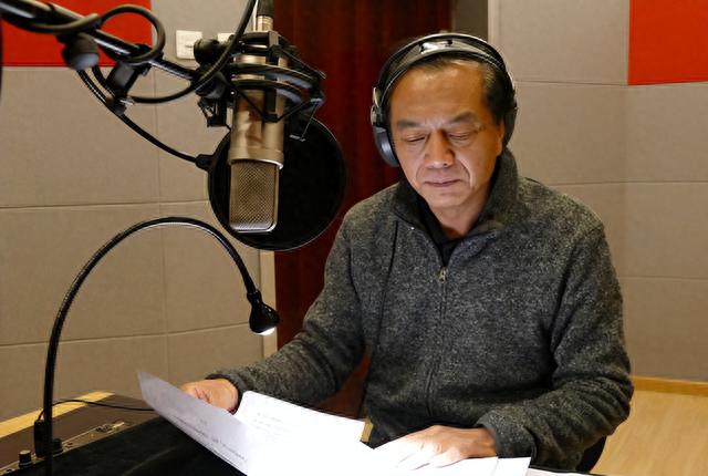 他出道18年不温不火,父亲是《新闻联播》主播,母亲是央视主播