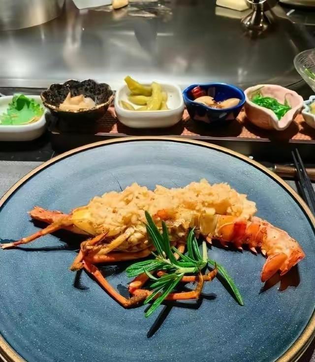 郭美美再次开始炫富,现身高级餐厅就餐,化浓妆不敢相认,承认自己的恋情