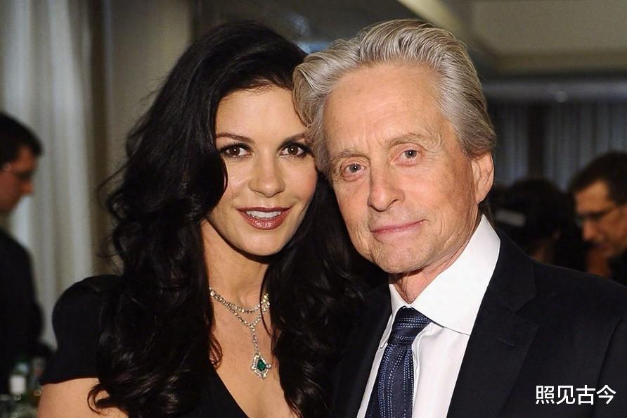 泽塔琼斯图啥？31岁未婚生子嫁56岁道格拉斯，被劈腿数次也不离婚