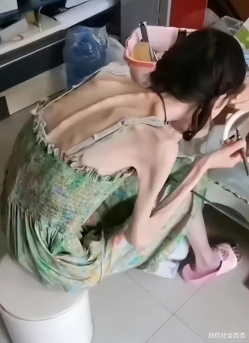 女孩在闺蜜怂恿下减肥,减肥后的模样不忍直视,网友:骷髅人啊!