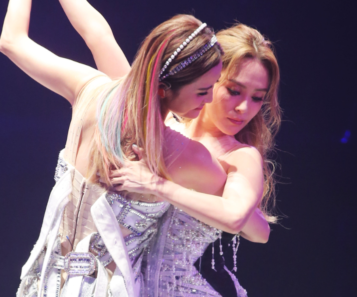 当42岁阿娇跟41岁阿Sa站在一起,我才明白,什么叫顶级骨相