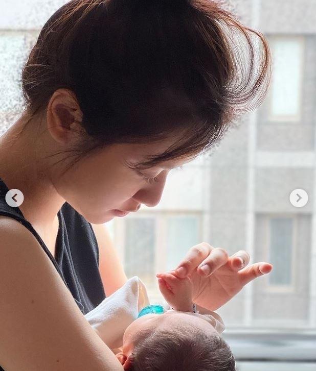 吴宗宪|吴宗宪外孙近照曝光，躺母亲怀中嬉戏超温馨，小初一头发黝黑浓密