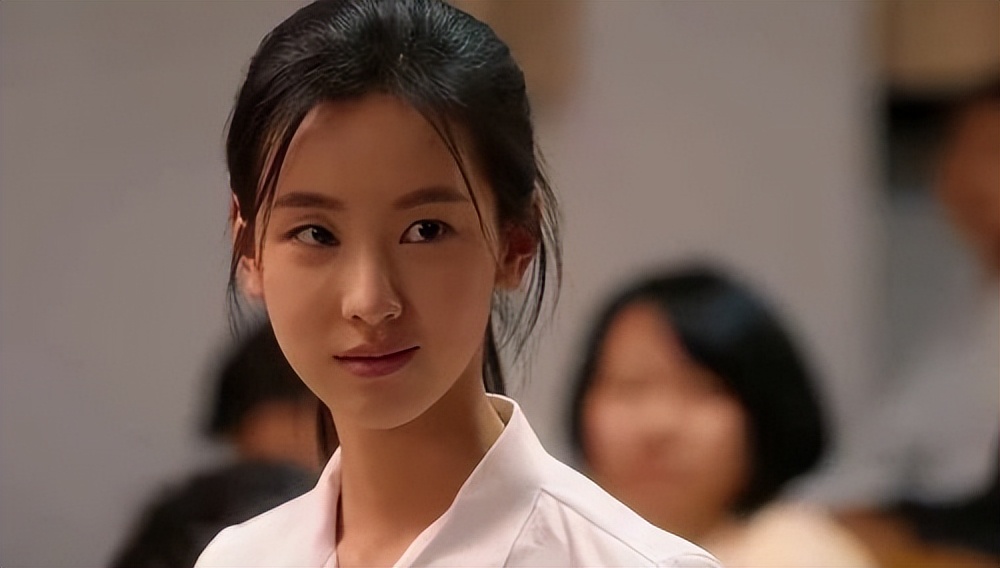 陈都灵的荧幕首秀是在《左耳中,陈都灵饰演的李珥是一个温柔内向的