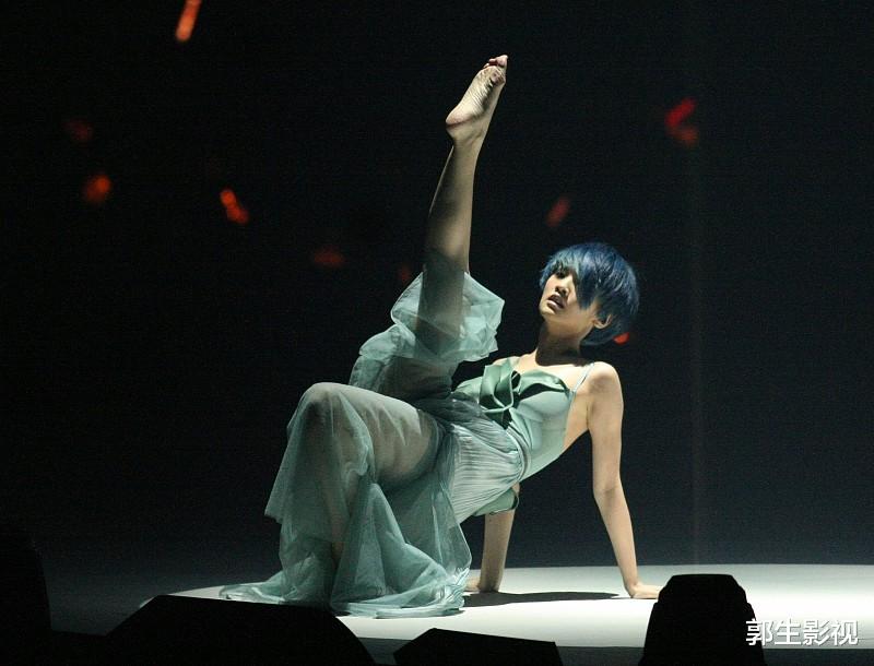 杨丞琳秀蜜蜂腰 带4 in Love首次在小巨蛋开场