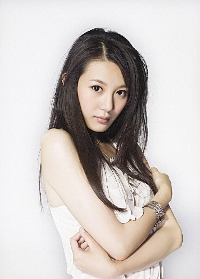 她靠着姑父出道走红，姑父另结新欢后，就彻底沦为了18线演员了