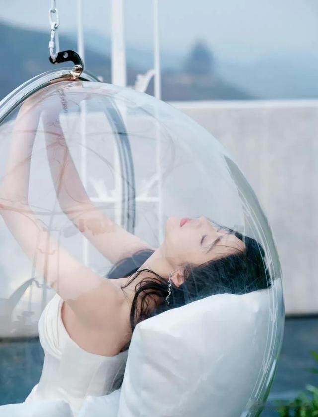 迪丽热巴|3月4日迪丽热巴黑西装造型气场全开，张天爱虞书欣抹胸裙性感迷人