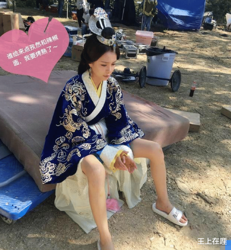 电视剧为啥只拍上半身?镜头下移后,网友:笑出猪叫声