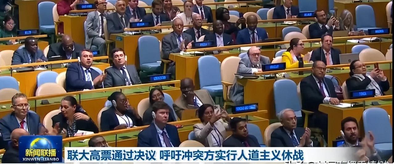 《新闻联播》主持王音棋“突然”笑了，评论区却沦陷：再也不看你