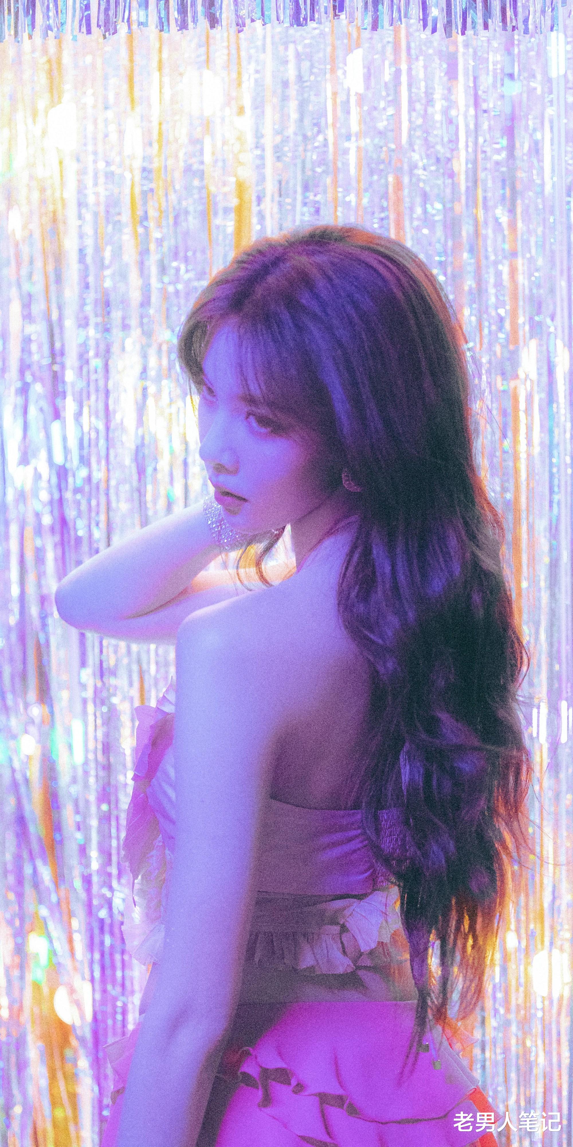 连衣裙 宋妍霏壁纸图集，大波浪红唇蝴蝶抹胸，满满的复古浪漫气息