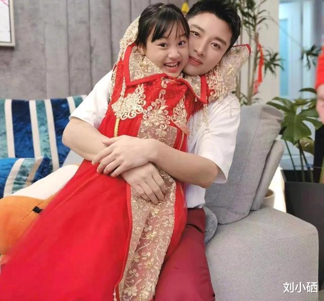 刘亦菲|贾乃亮法国逛街，清空LV店引老外注目，甜馨早已验证父亲实力