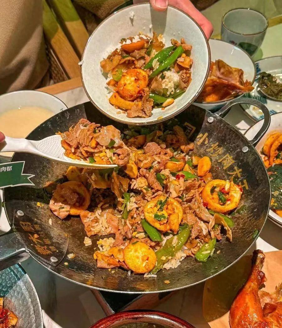 辣椒炒肉|吃个辣椒炒肉排队两小时? 费大厨到底哪里吸引人