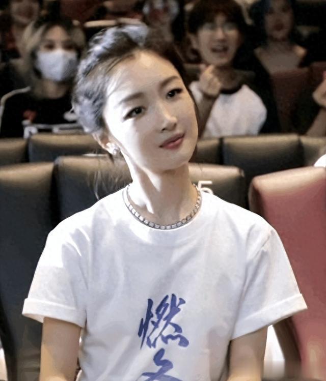 周冬雨被曝出整容！眼角拉开脸上饱满，网友：她还不知道关键所在