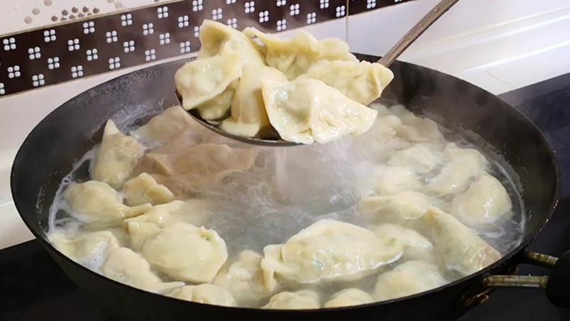 饺子|煮饺子，最忌讳水开直接下锅，教你正确做法，饺子鲜嫩多汁不破皮