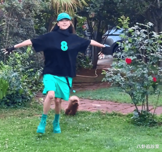 杨丽萍|杨丽萍造型引争议!超长指甲拿咖啡掉落不管,助理蹲地打扫显卑微