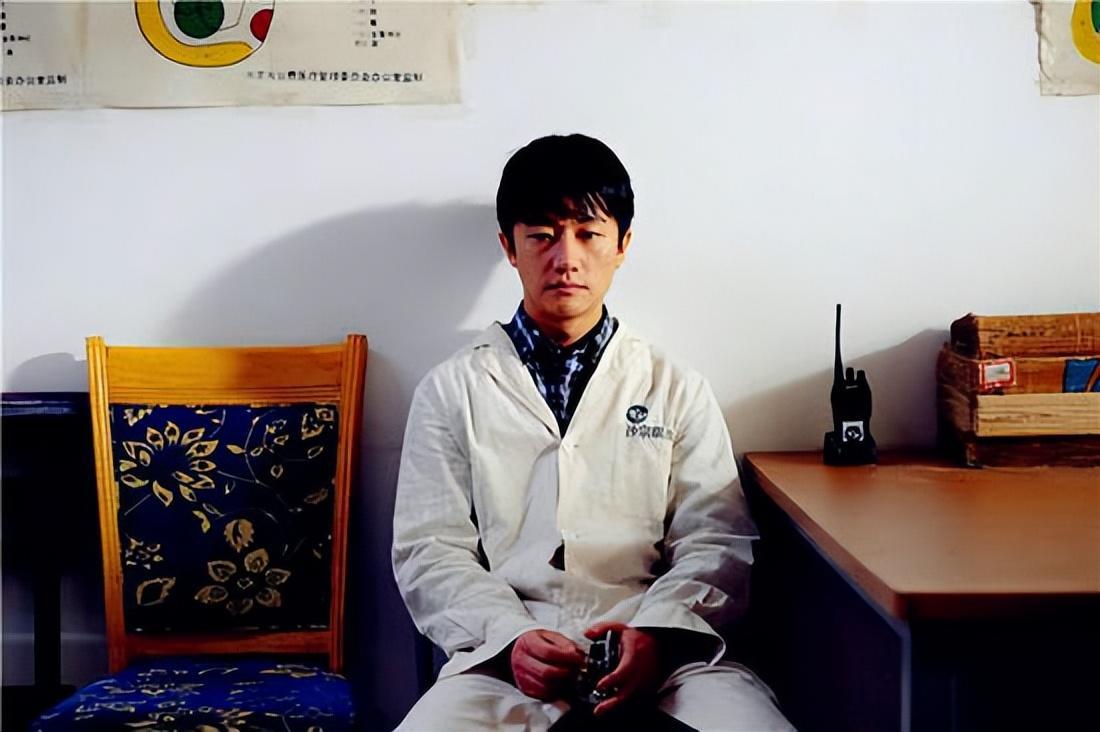 与蒋雯丽偷情照被曝光，从内娱弃子到名导宠儿，他背后究竟谁撑腰