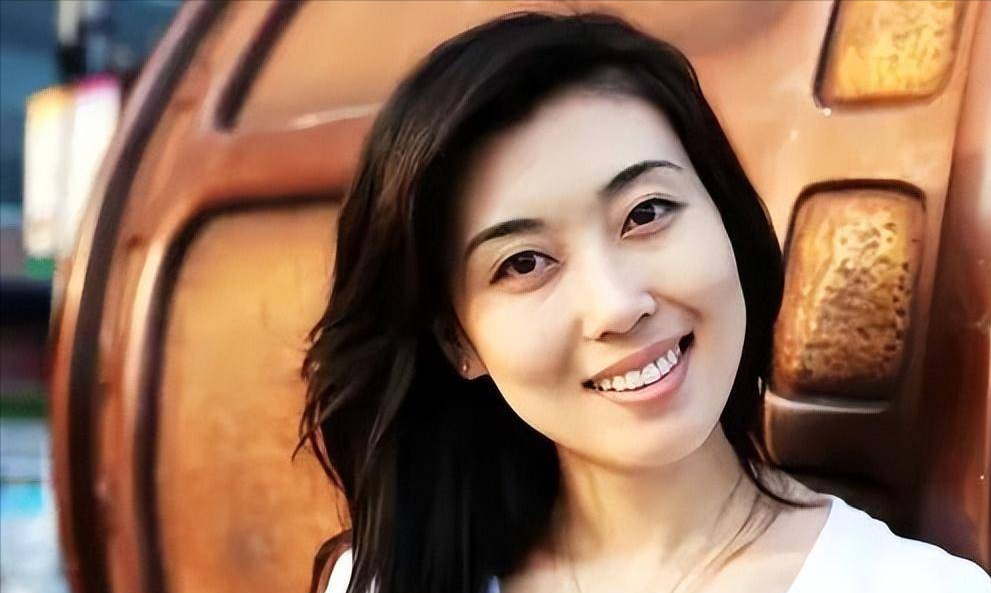 央视主持人李红:经历逃婚,被造谣嫁入豪门,现在生活怎样了? - 情感资