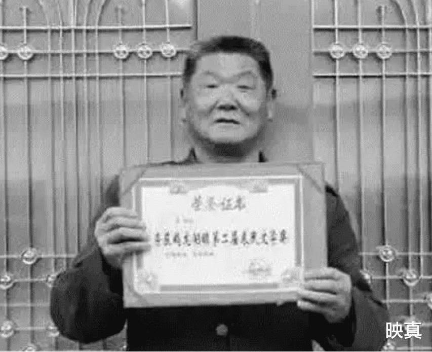 老农模仿《咏鹅》写个《咏鸡》,获国家级文学奖,短短18字写了啥