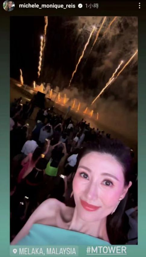 53岁李嘉欣现身马来西亚,珠光宝气好贵气,观赏烟花心情佳!