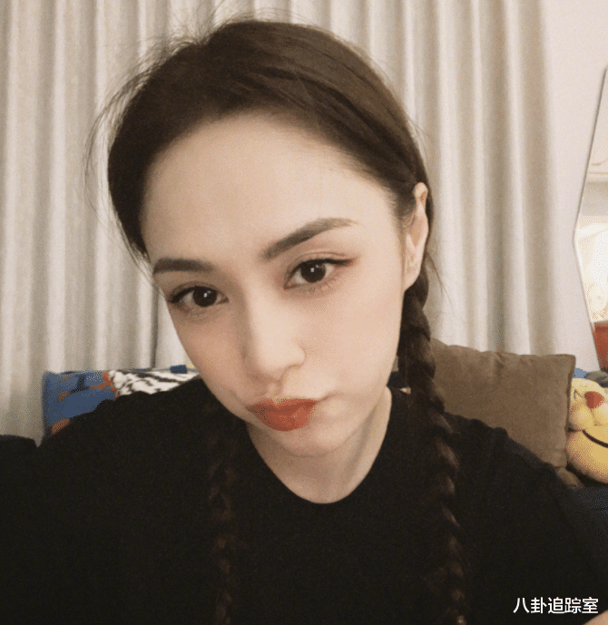 |42岁阿娇罕见晒自拍，穿黑色短袖嘟嘴卖萌似少女，懒理私生子传闻