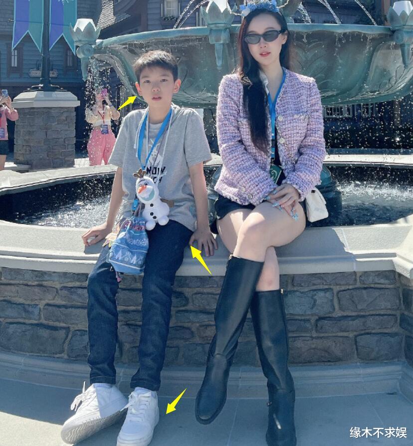 霍思燕母子逛迪士尼，10岁儿子腿长逼近妈妈，霍思燕瘦20斤太漂亮