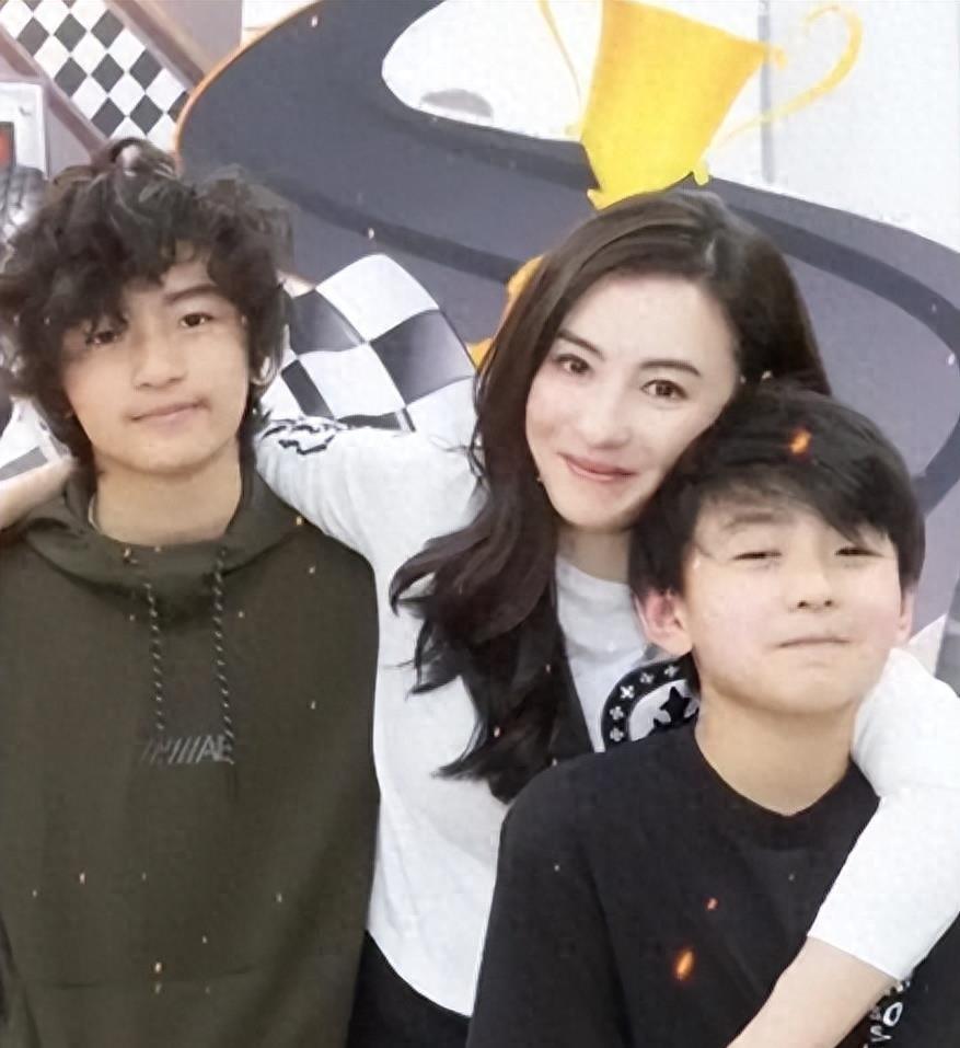 张柏芝大儿子首次松口?无意说出弟弟身世,王菲哭了