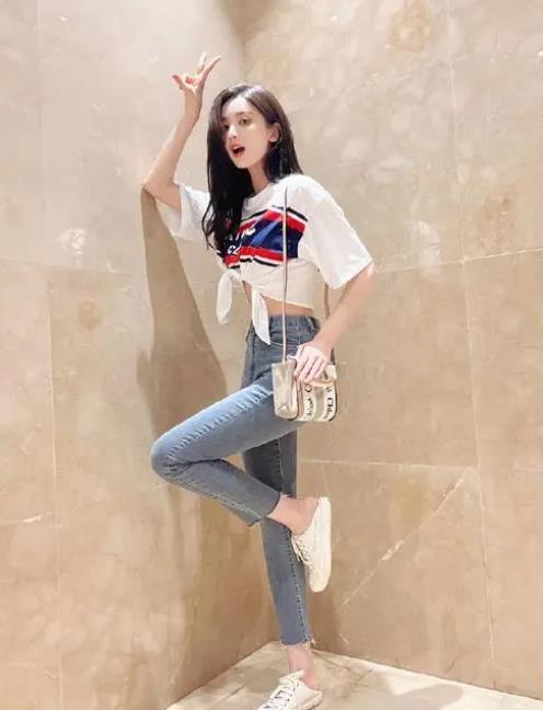 徐娇的泳衣、热依扎的吊带,这些女星的穿衣自由究竟有没有错