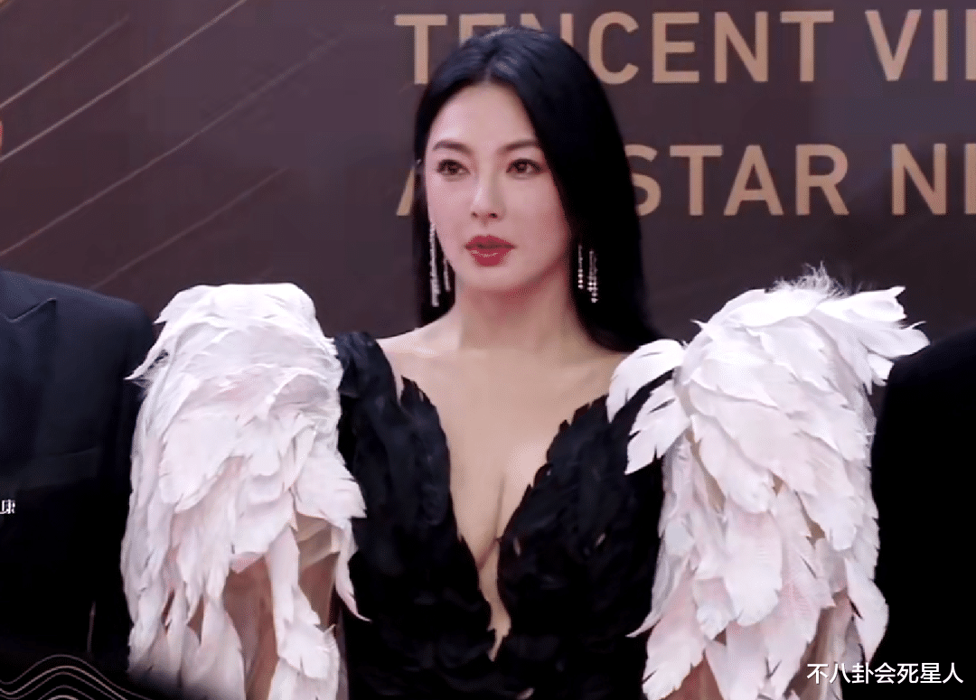 在红毯上勒出赘肉的张雨绮,把她的“中年尴尬”展现得淋漓尽致