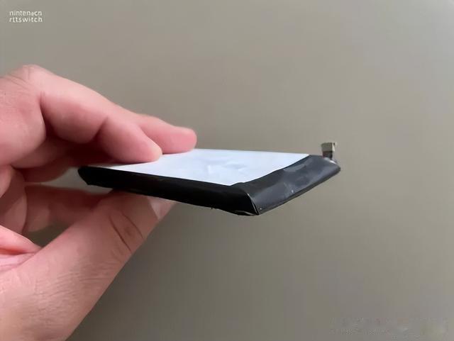 电池|又是品控问题？网友Switch lite耗电过快发现电池已变形