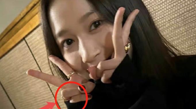 鹿晗|鹿晗关晓彤定居日本?穿情侣装散步太幸福,女方戴钻戒疑好事将近