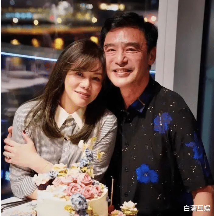 钟镇涛一家五口罕同框，章小蕙女儿五官太像妈，颜值碾压范姜女儿