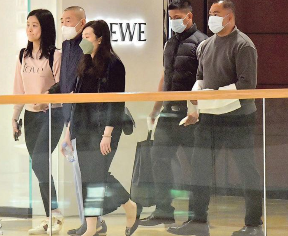 刘銮雄全家福！搂着小女儿好似祖孙俩，甘比扮嫩和刘秀桦一样清纯