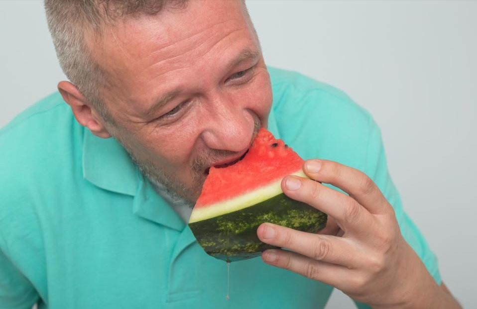 糖尿病人掌握4个技巧，吃西瓜再也不发愁了，为了健康，学起来