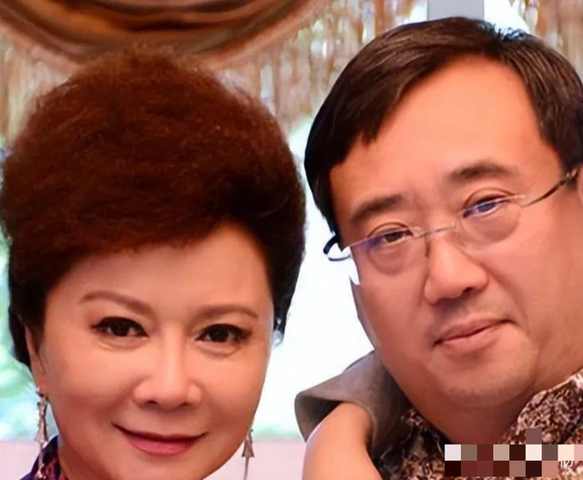 原来他就是蔡明儿子!隐瞒37年不公开,是蔡明的骄傲更是最大心病