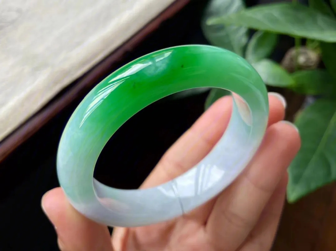 钱币|翡翠手镯磕断了,怎么办?