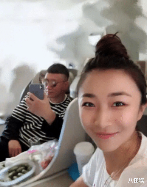 孙红雷夫妇香港被偶遇,俩人点五个菜超丰盛,与邻桌萌娃亲和互动